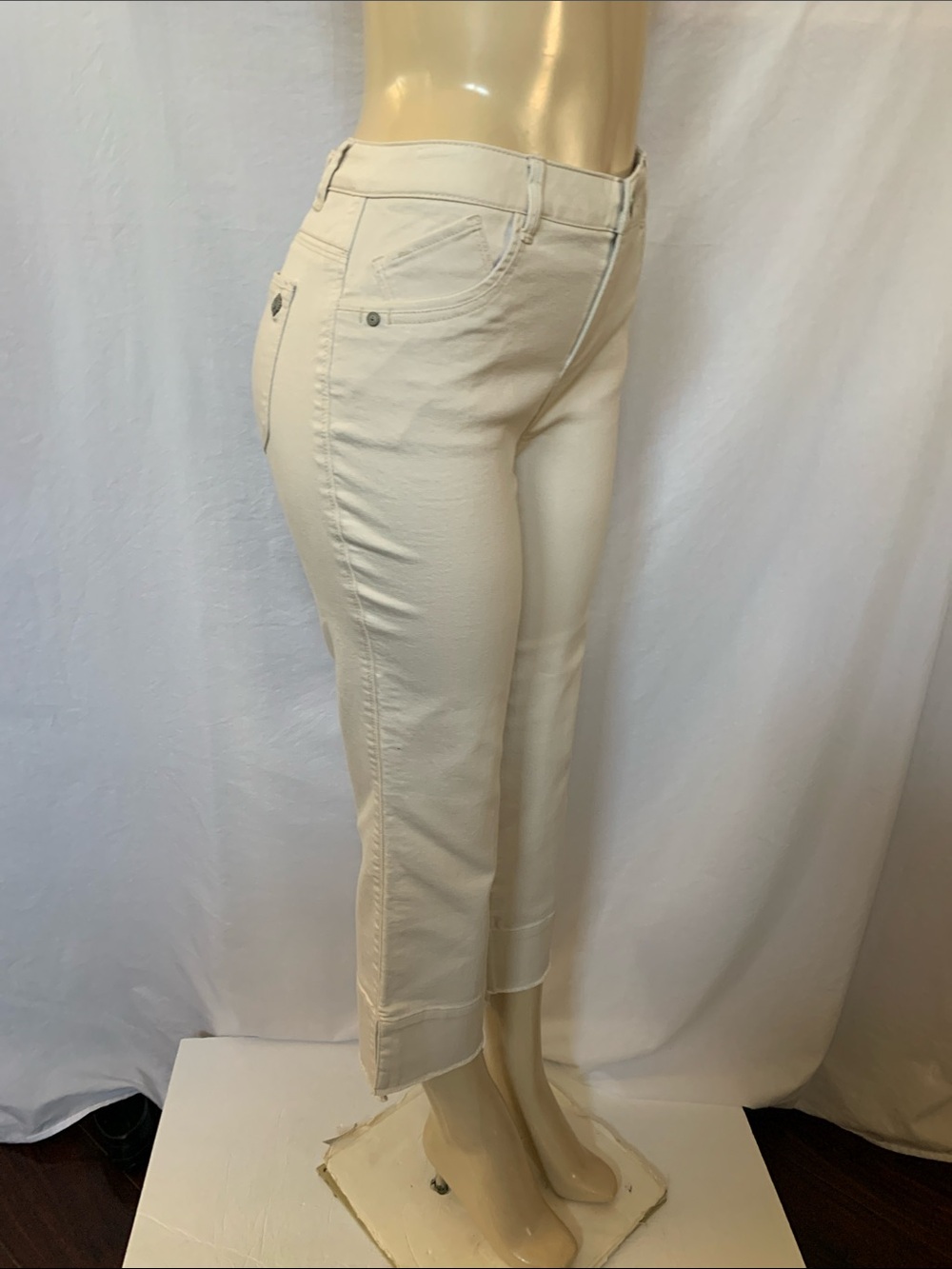 DEMOCRACY Jeans Tummy Control Size 6 Crop Kick Flare Frayed Hems Beige NWOT - Picture 2 of 10